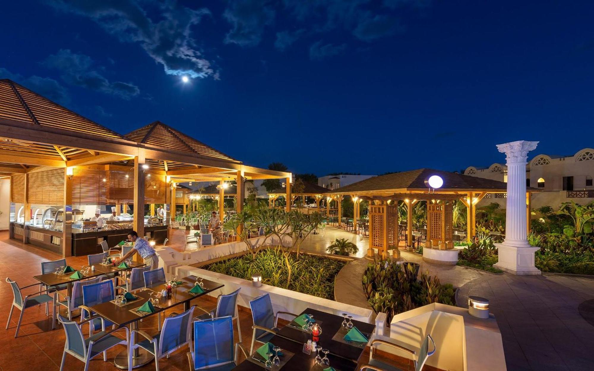 Sentido Reef Oasis Aqua Park Resort シャルム・エル・シェイク エクステリア 写真 The resort at night