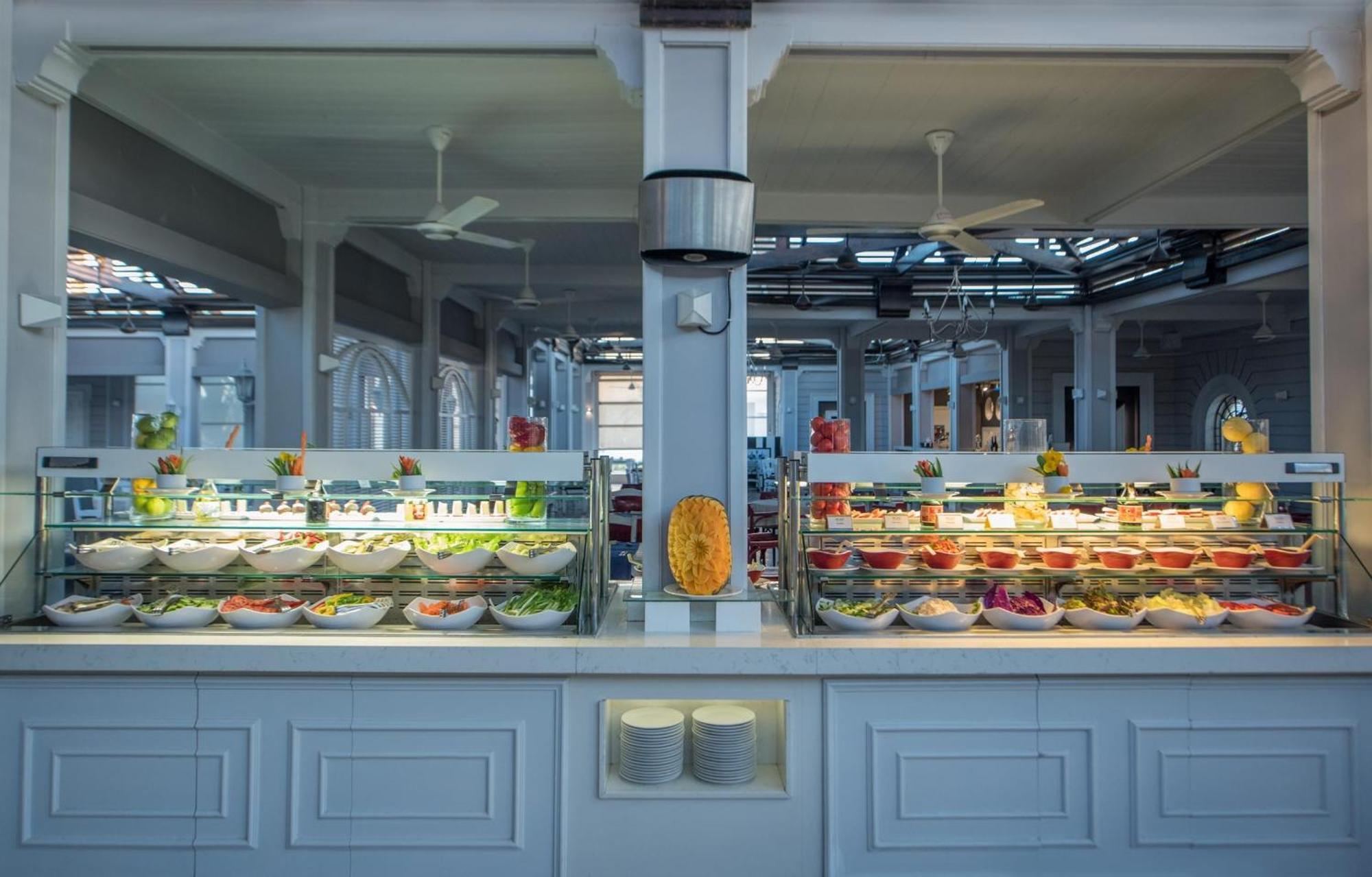 Sentido Reef Oasis Aqua Park Resort シャルム・エル・シェイク エクステリア 写真 A buffet at a hotel