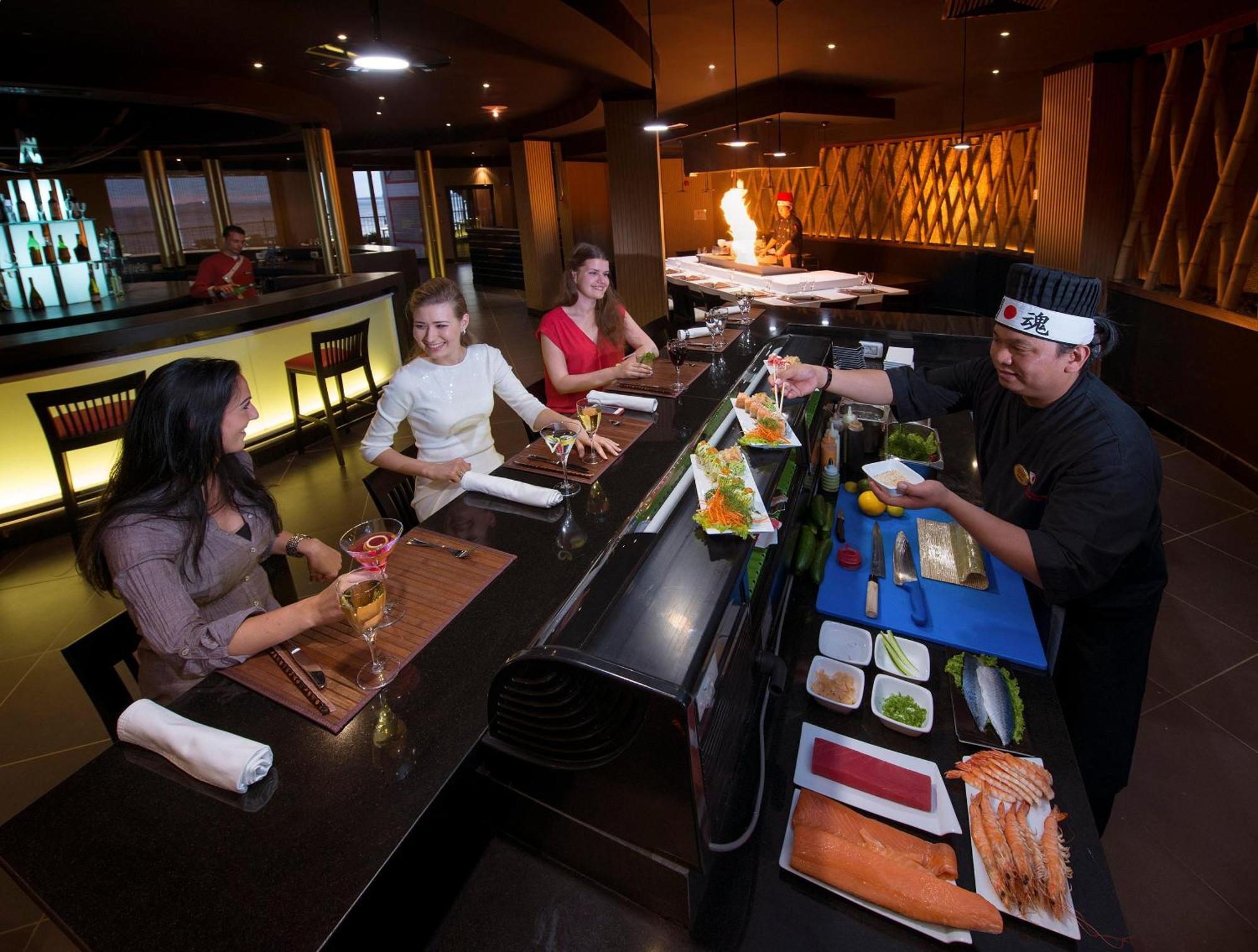 Sentido Reef Oasis Aqua Park Resort シャルム・エル・シェイク エクステリア 写真 A sushi bar in a restaurant
