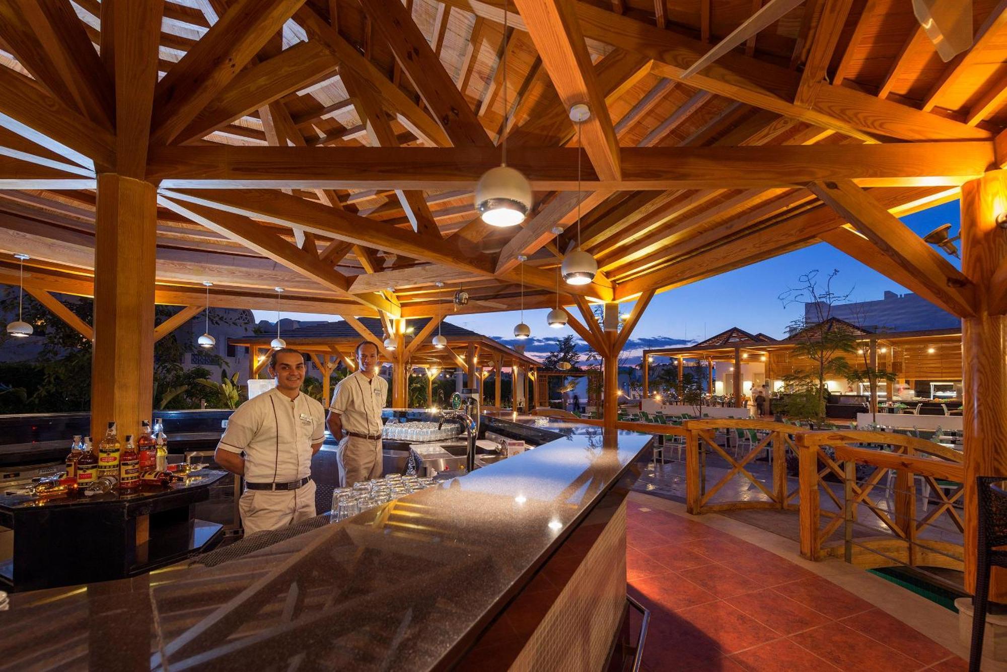 Sentido Reef Oasis Aqua Park Resort シャルム・エル・シェイク エクステリア 写真 The resort's main restaurant