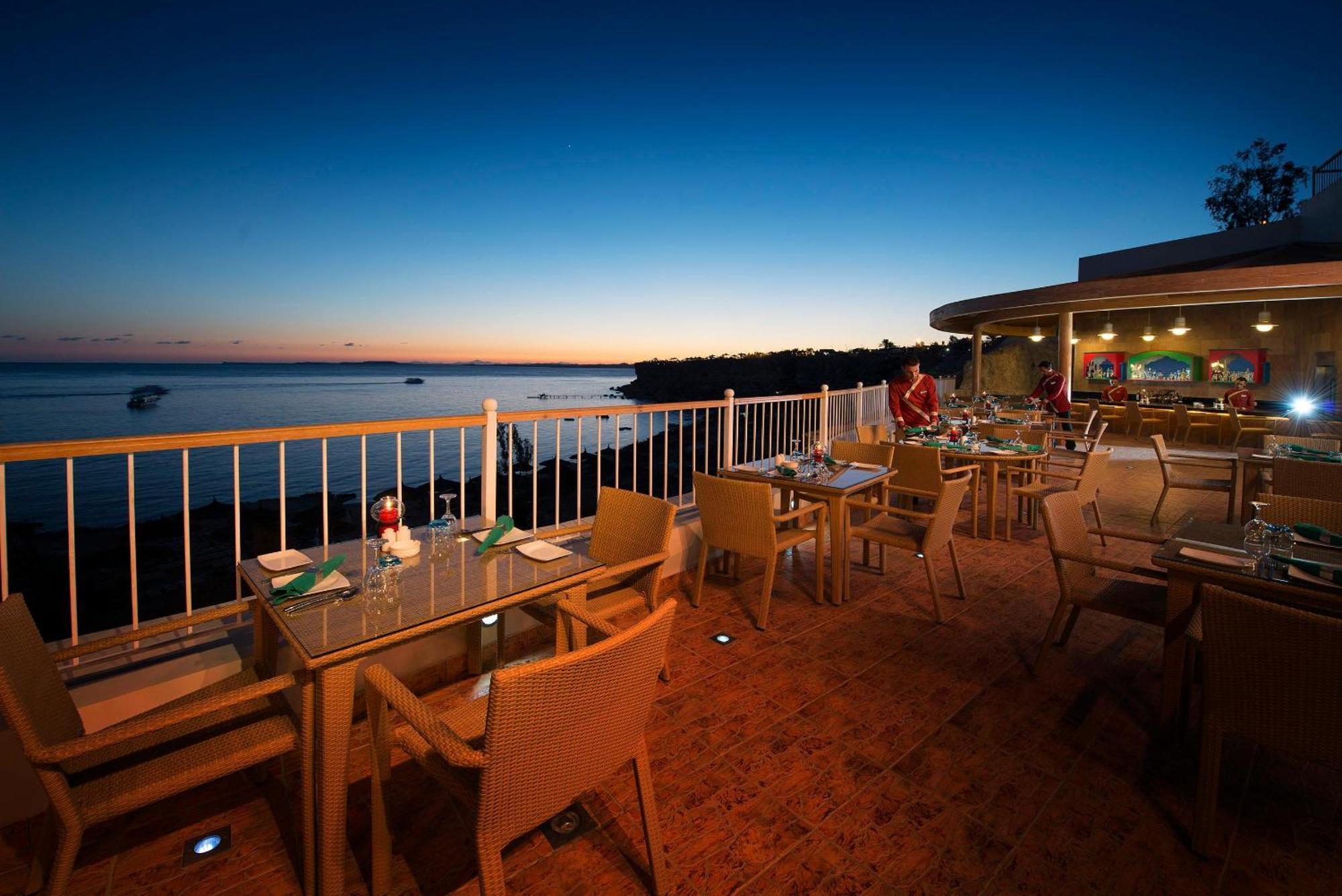 Sentido Reef Oasis Aqua Park Resort シャルム・エル・シェイク エクステリア 写真 Sunset at the restaurant
