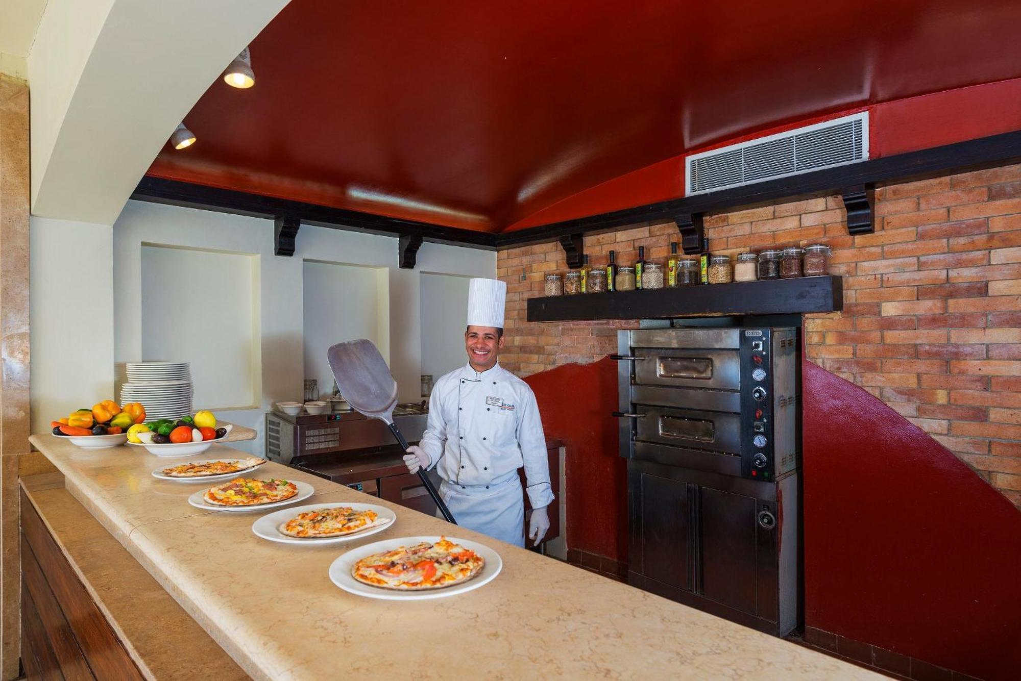 Sentido Reef Oasis Aqua Park Resort シャルム・エル・シェイク エクステリア 写真 A pizzaiolo in a restaurant