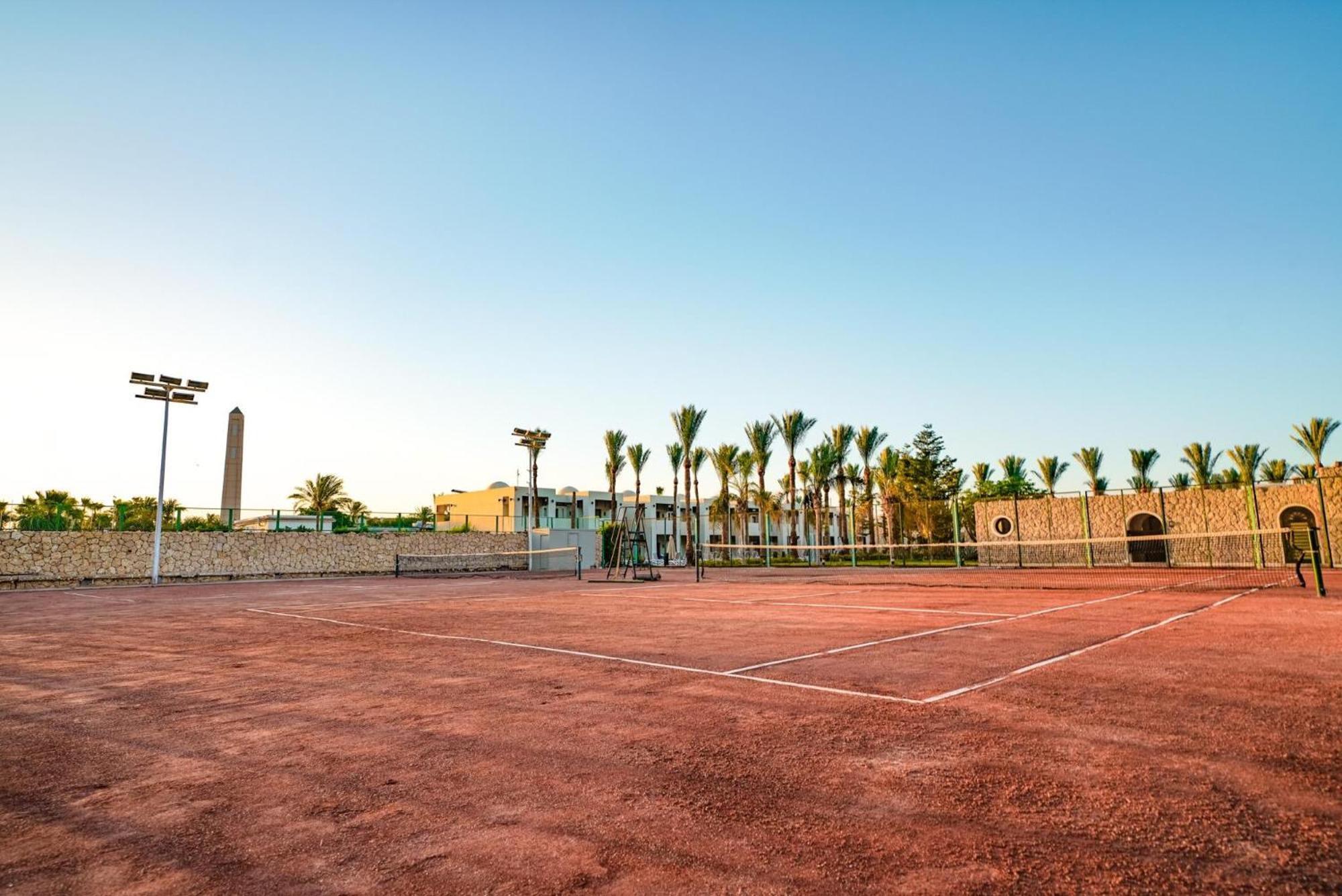 Sentido Reef Oasis Aqua Park Resort シャルム・エル・シェイク エクステリア 写真 Tennis court at the resort