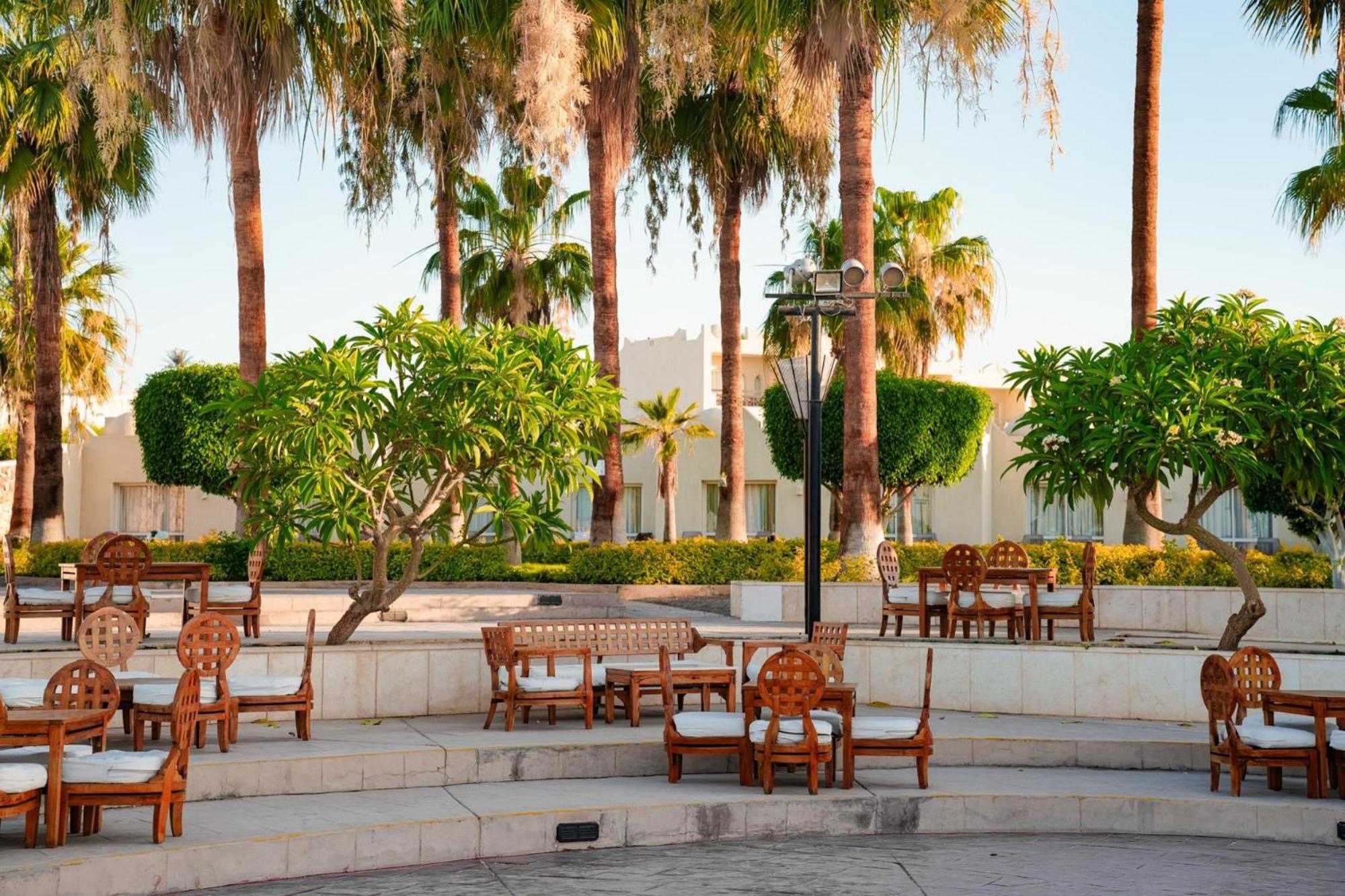 Sentido Reef Oasis Aqua Park Resort シャルム・エル・シェイク エクステリア 写真 The hotel's courtyard