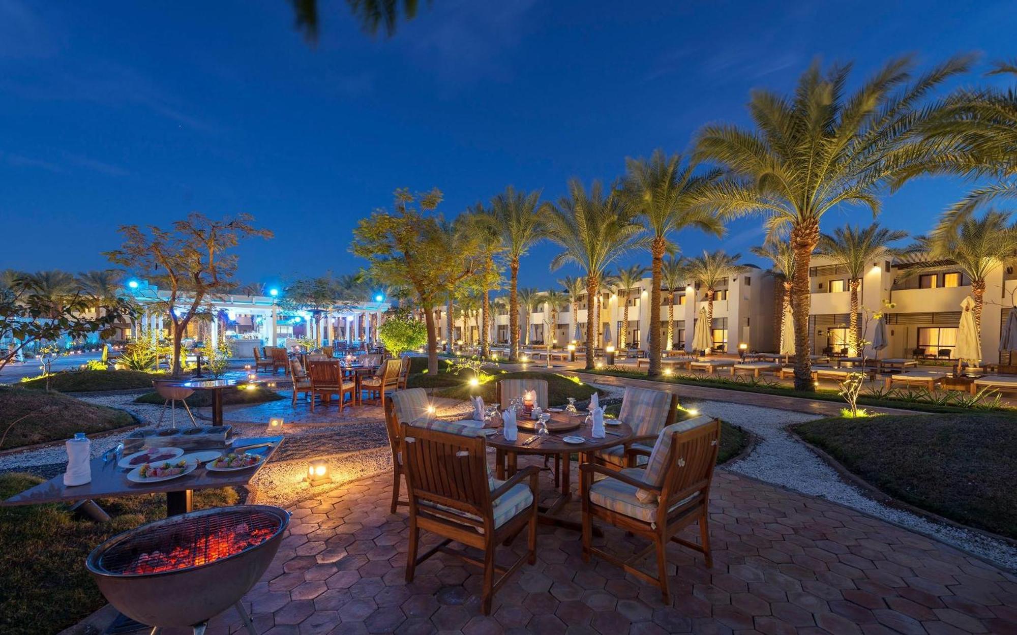 Sentido Reef Oasis Aqua Park Resort シャルム・エル・シェイク エクステリア 写真 The resort at night